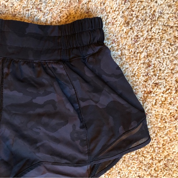 Lululemon Hotty Hot Short II 2.5” Incognito Camo Multi Grey / Black W7ATIR Sz 6 - Picture 6 of 8